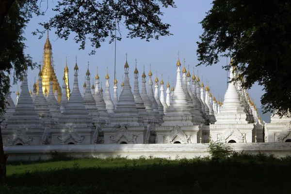 Stupa bianche e dorate — Foto Stock
