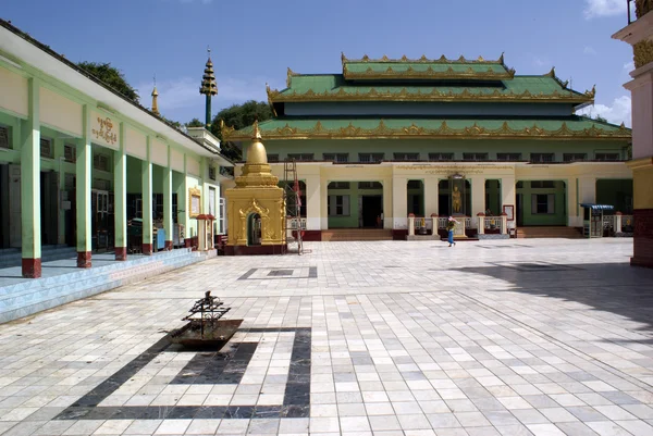 Dentro do mosteiro em Mandalay — Fotografia de Stock