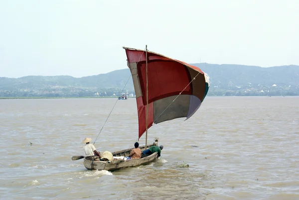 Barco en el río —  Fotos de Stock