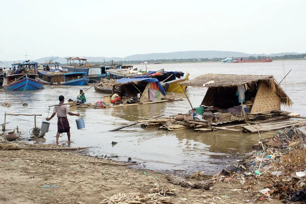 Slum on the river — Stock Photo, Image