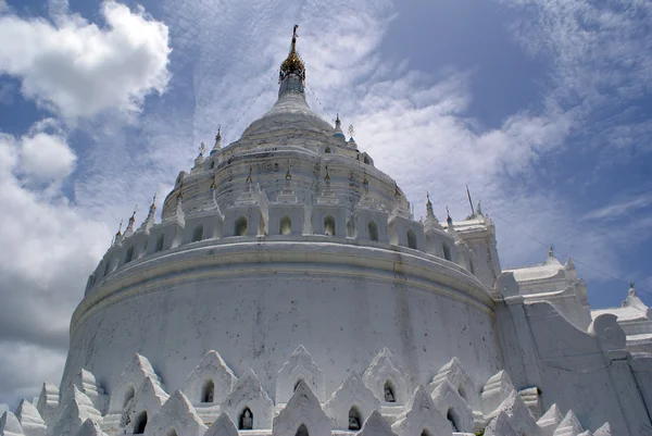 Clouds and white pagoda — Stock Photo, Image