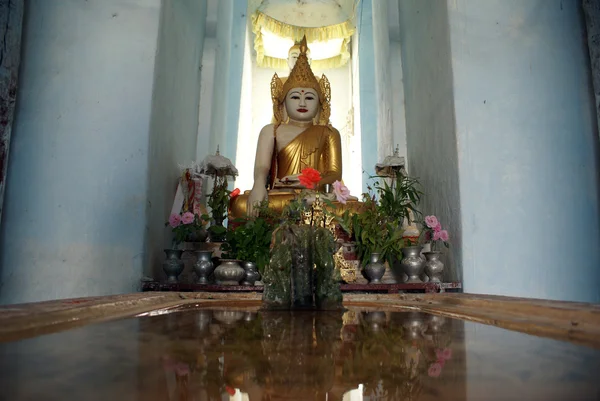 Boeddha en water — Stockfoto