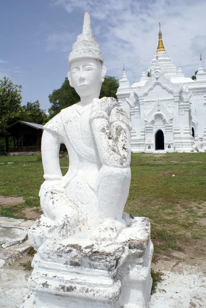 Statue and temple — Stock Photo, Image