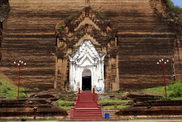 Rote Stufen und Stupa — Stockfoto