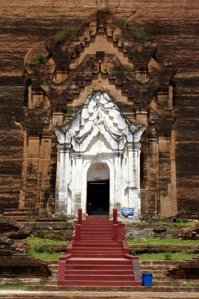 Entrée du stupa en brique — Photo