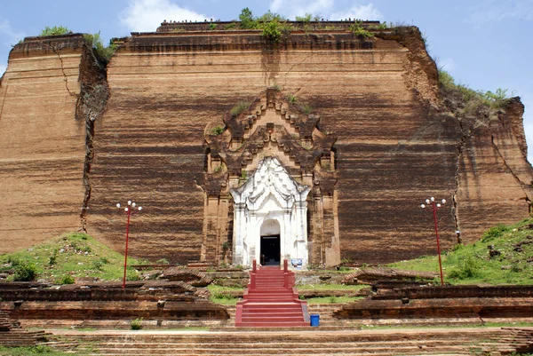Grande stupa tijolo — Fotografia de Stock