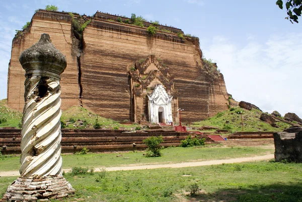 Kolumn och stupa — Stockfoto