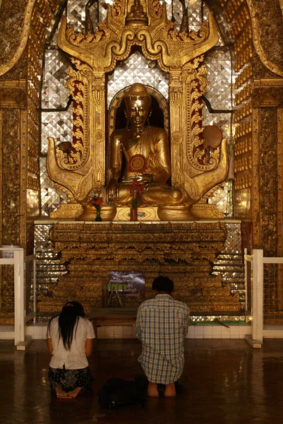 Man and women near Buddha — Stock Photo, Image
