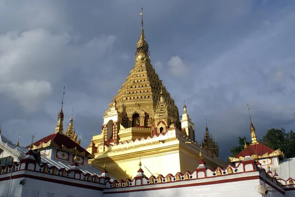 Temple with golden stupa — Stock Photo, Image