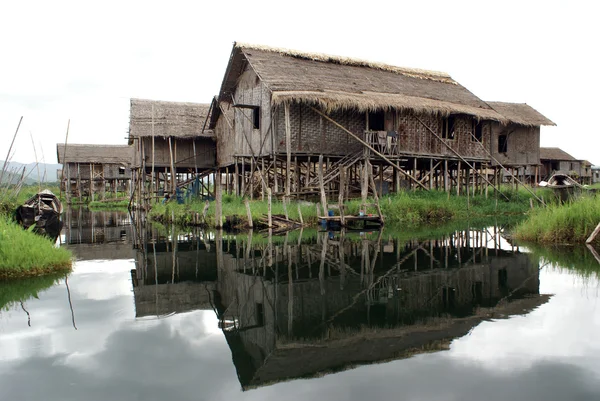 Casas no lago Inle — Fotografia de Stock
