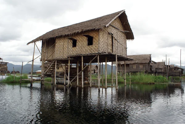 Huizen aan de inle lake — Stockfoto