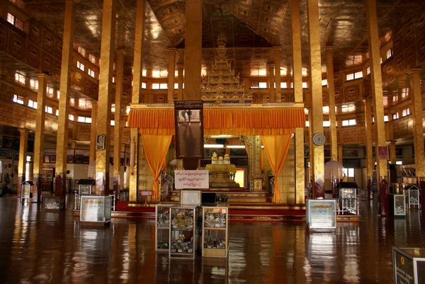 Внутри буддийского храма — стоковое фото