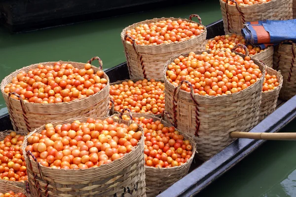 Sepet domates ile — Stok fotoğraf