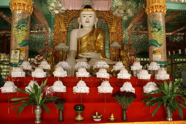 Boeddha en parasols — Stockfoto