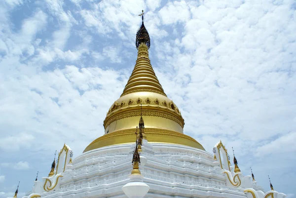 황금 탑과 흰색 stupa — 스톡 사진