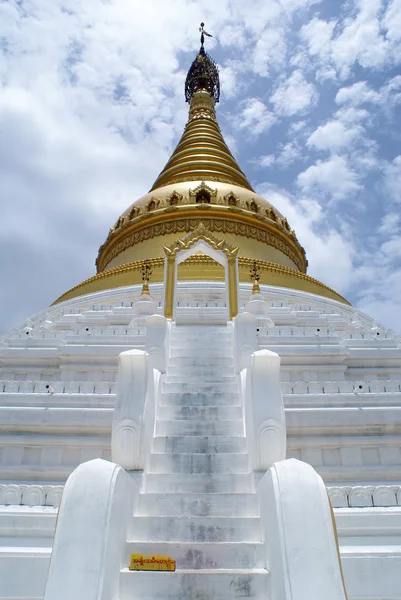 Vita stupa med trappa — Stockfoto