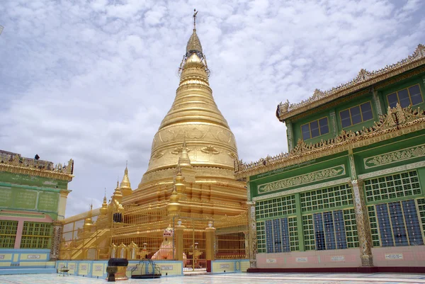 Monastery with golden stupa — Stock Photo, Image