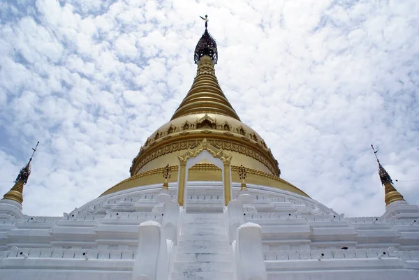 Nuages et stupa — Photo