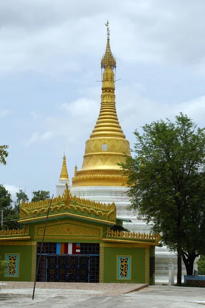 Golden stupa and green temple — Stock Photo, Image