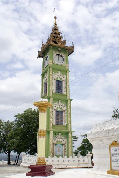 Torre do relógio verde em Sagaing Hill — Fotografia de Stock