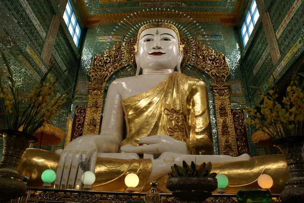 Iso buddha — kuvapankkivalokuva