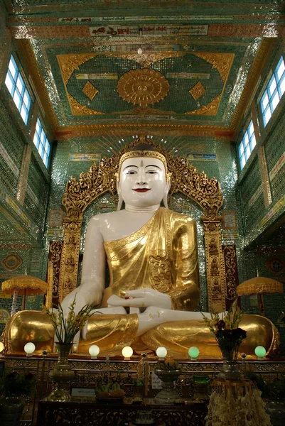 Janelas, parede e Buda — Fotografia de Stock