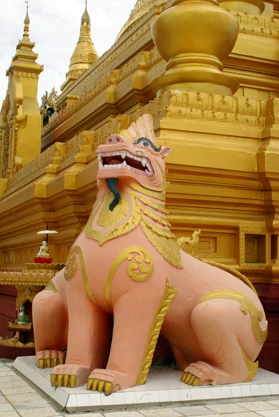 Stupa and lion — Stock Photo, Image