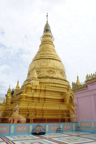 Golden stupa and pink wall — Stock Photo, Image