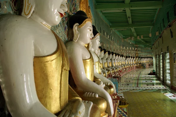 Corridor with Buddhas — Stock Photo, Image