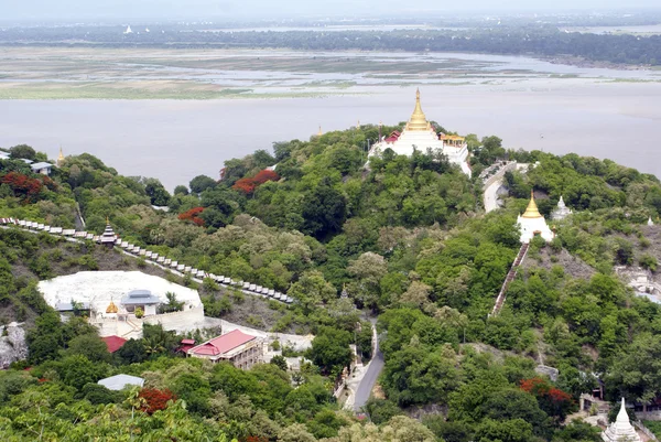 修道院和河 — 图库照片