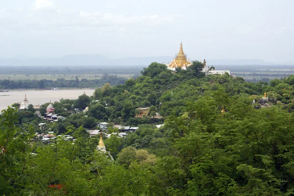 Stupa e floresta — Fotografia de Stock