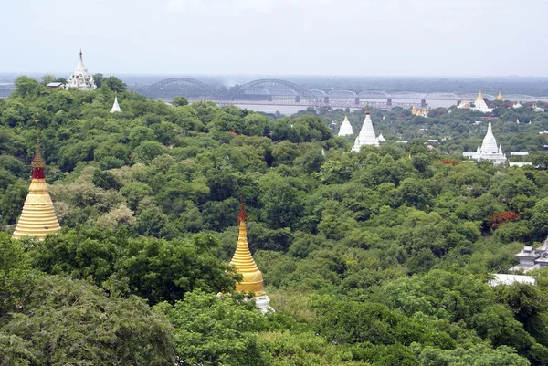Stupas 및 브리지 — 스톡 사진