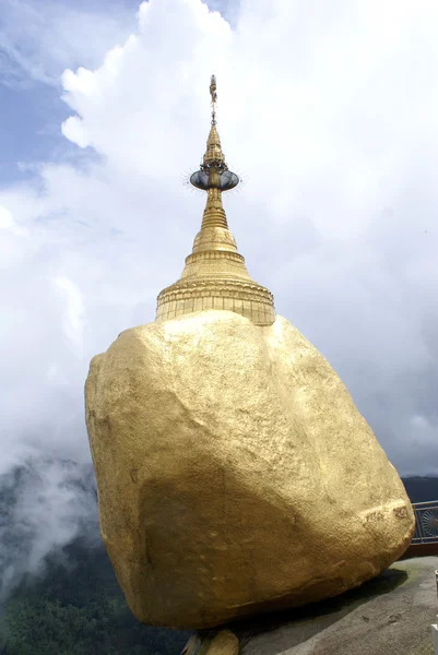 Golden rock in Kyaiktiyo — Stock Photo, Image