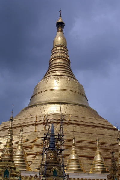 Darl Wolken und Stupa — Stockfoto