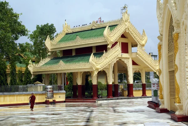 Monge e templo — Fotografia de Stock