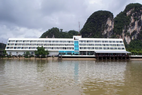 Hôtel sur la rive de la rivière près de Phang Nga — Photo