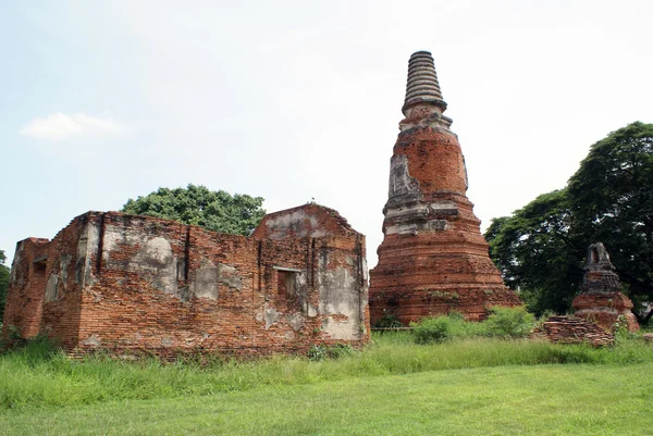 Brick stupa and ruins — Stock Photo, Image