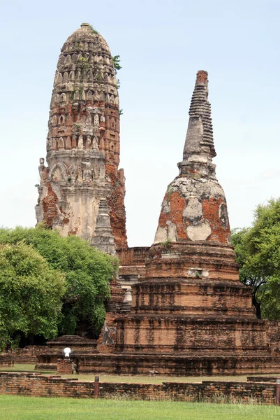 Rött tegel stupas — Stockfoto