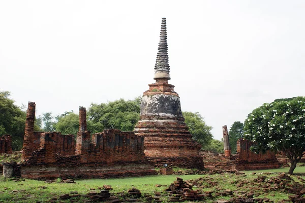 Röd stupa och ruiner — Stockfoto