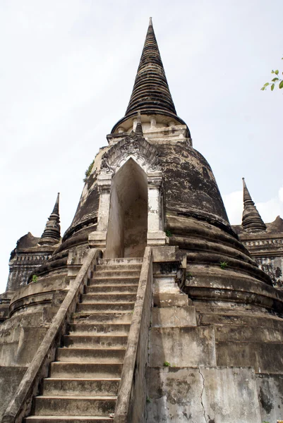Лестница и пагода — стоковое фото
