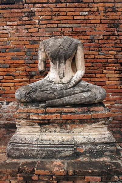 Будда и красная стена — стоковое фото