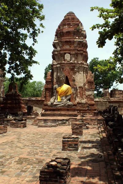 Buddha and pagoda in wat Mahathat — Stock Photo, Image