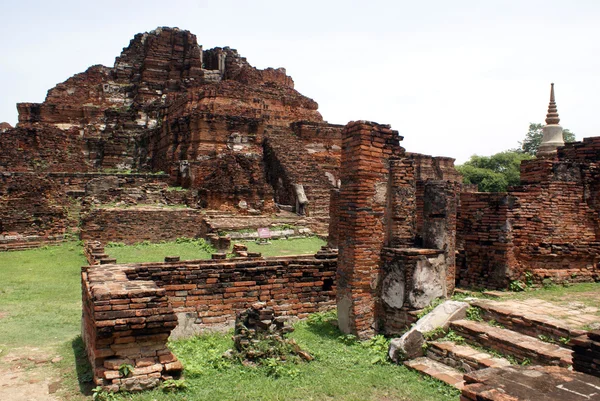 Ruins of wat Mahathat — Stock Photo, Image