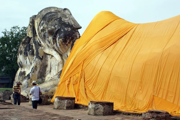 Будда и туристы — стоковое фото