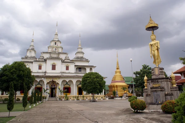 Wat with golden Buddha — Stock Photo, Image