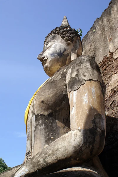 Будда и стена — стоковое фото