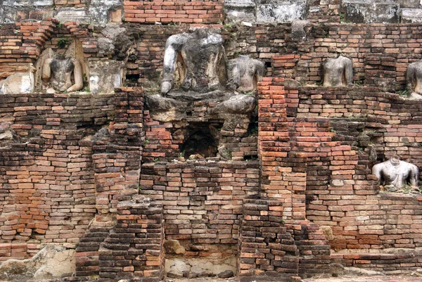 Muro de ladrillo y Budas —  Fotos de Stock