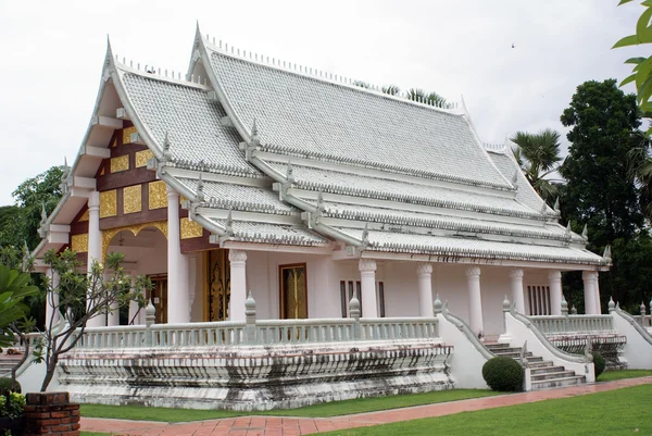 Wat con tetto di piastrelle bianche — Foto Stock