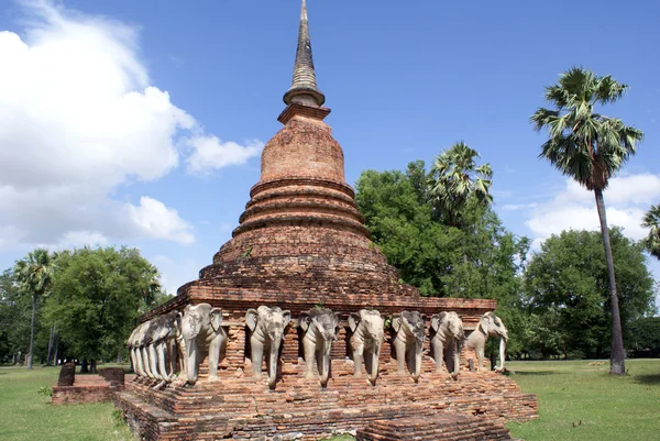 Pagoda con elefantes —  Fotos de Stock