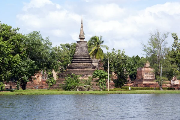 Stupa e lago — Fotografia de Stock